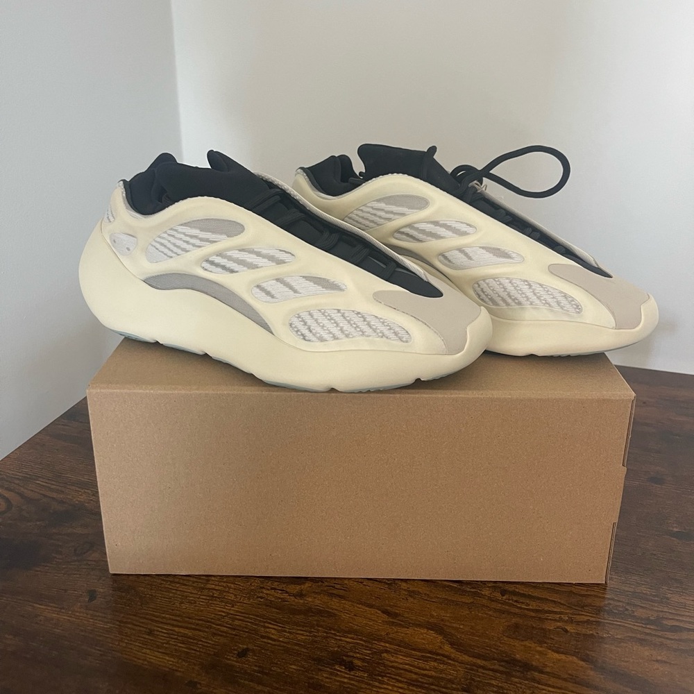 YEEZY 700 sneakers in Azael
